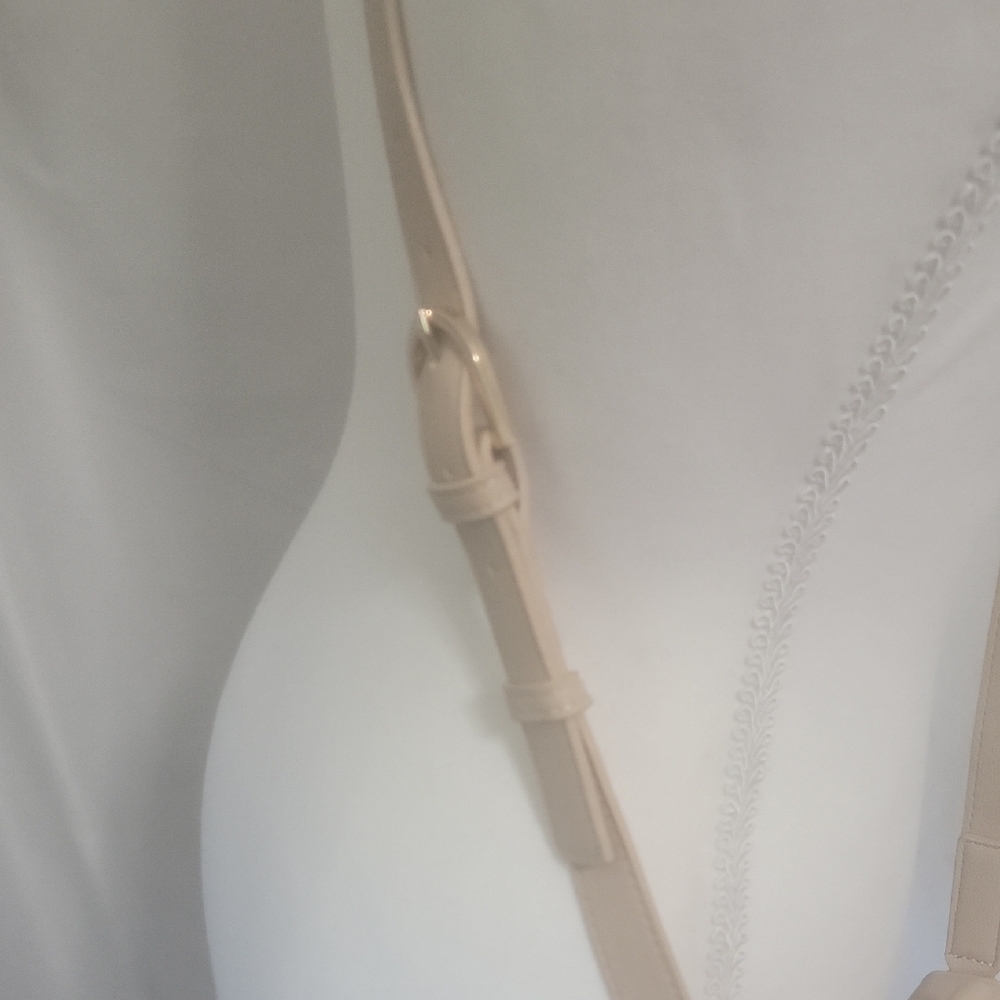 Tommy Hilfiger Cream and White Crossbody Bag with Elegant Design - Picture 5 of 11